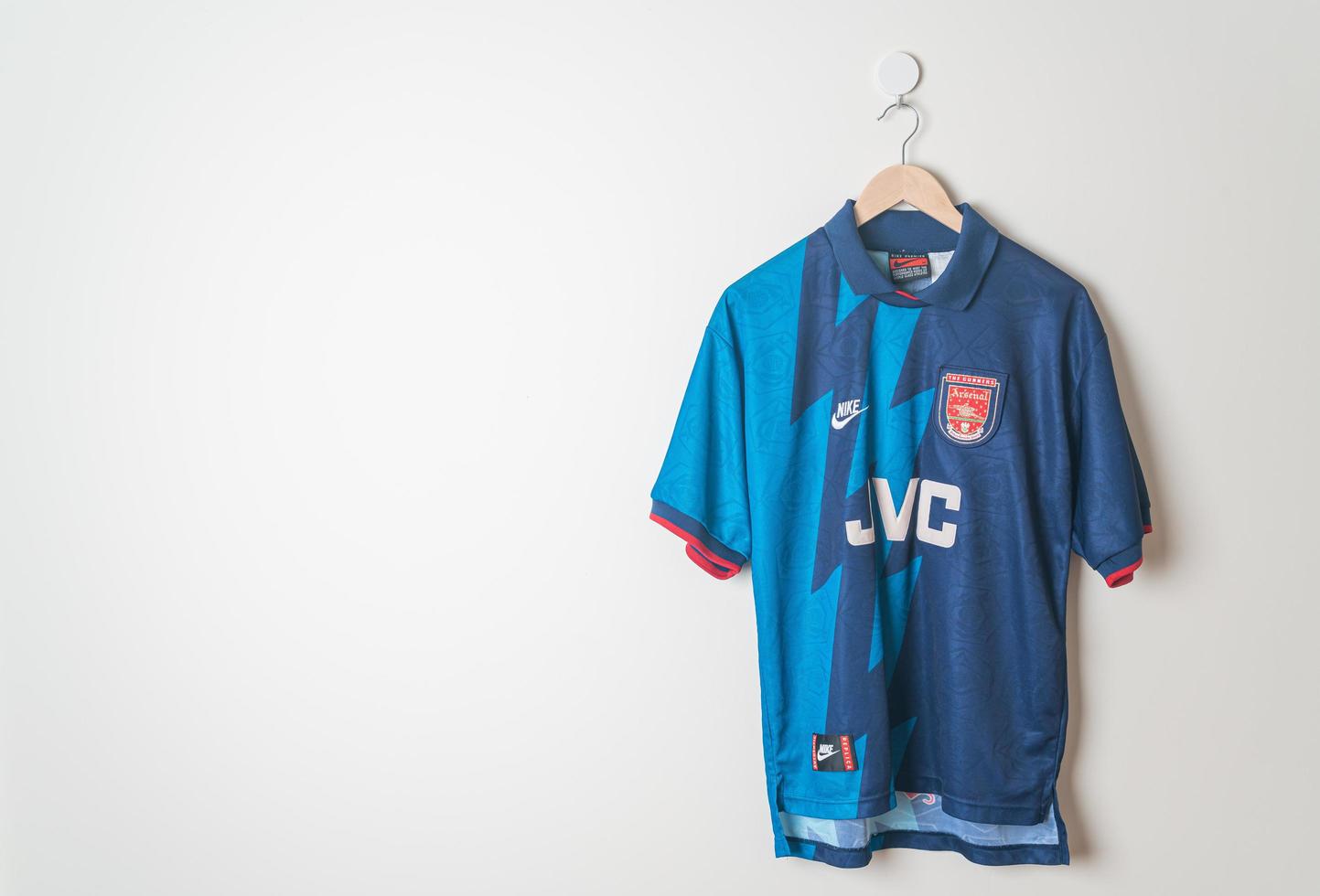 bangkok, tailandia - 18 de enero de 2022 - camiseta retro del arsenal camiseta de visitante temporada 1995-1996 foto