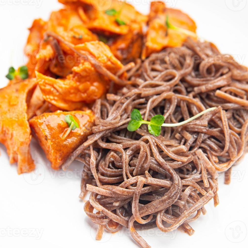 soba buckwheat noodles meat tomato sauce meal food snack on the table