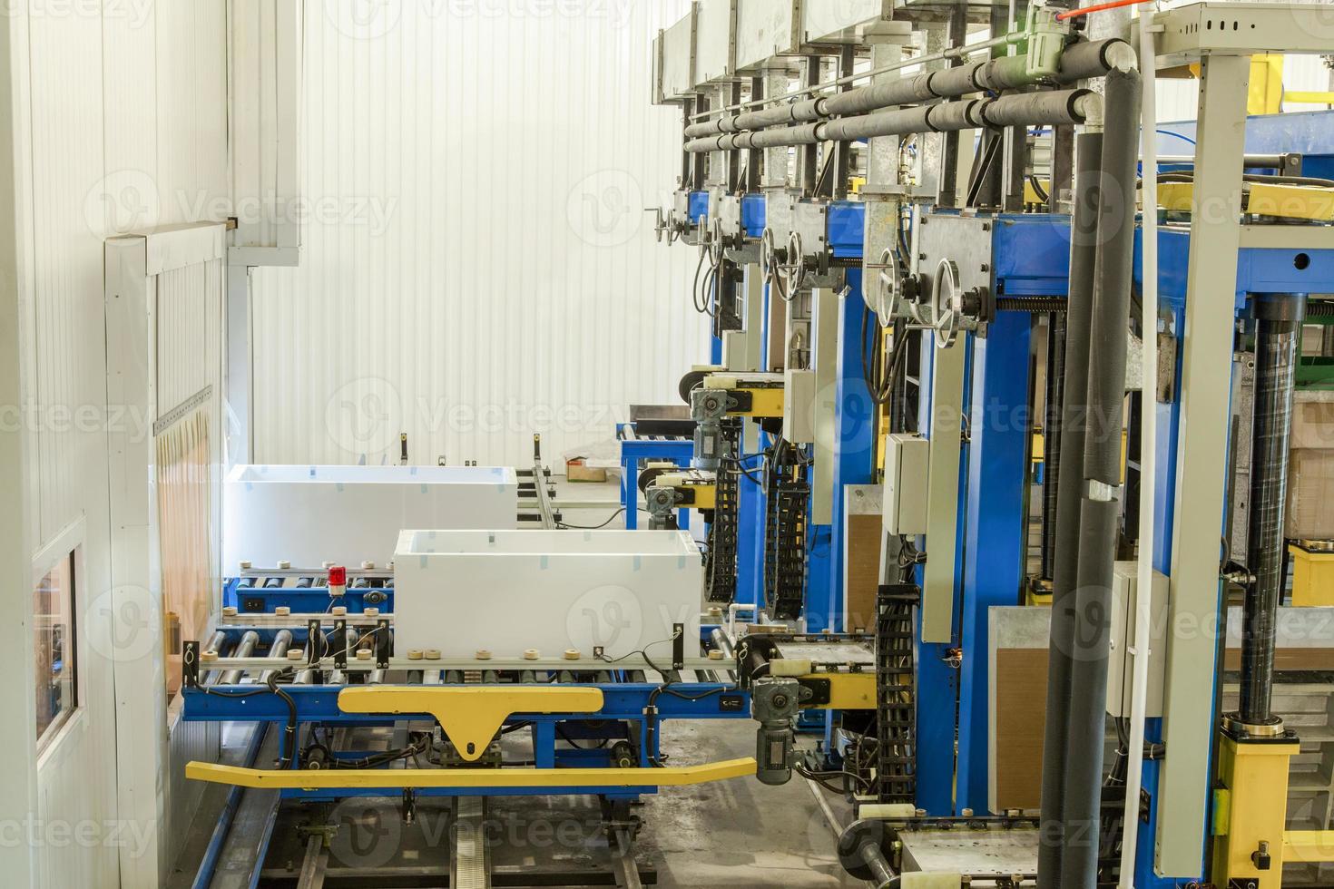 molding and cast press machine for the manufacture of plastic parts using polymers for  refrigerator photo