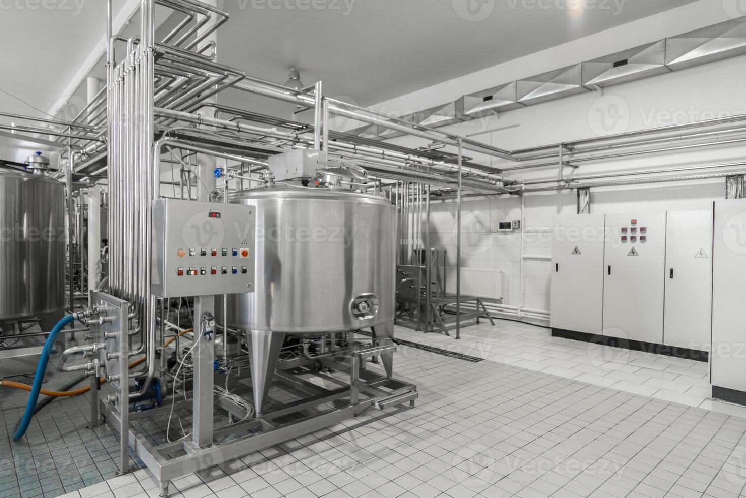 vista general del interior de una fábrica de leche. equipo en la planta de productos lácteos foto