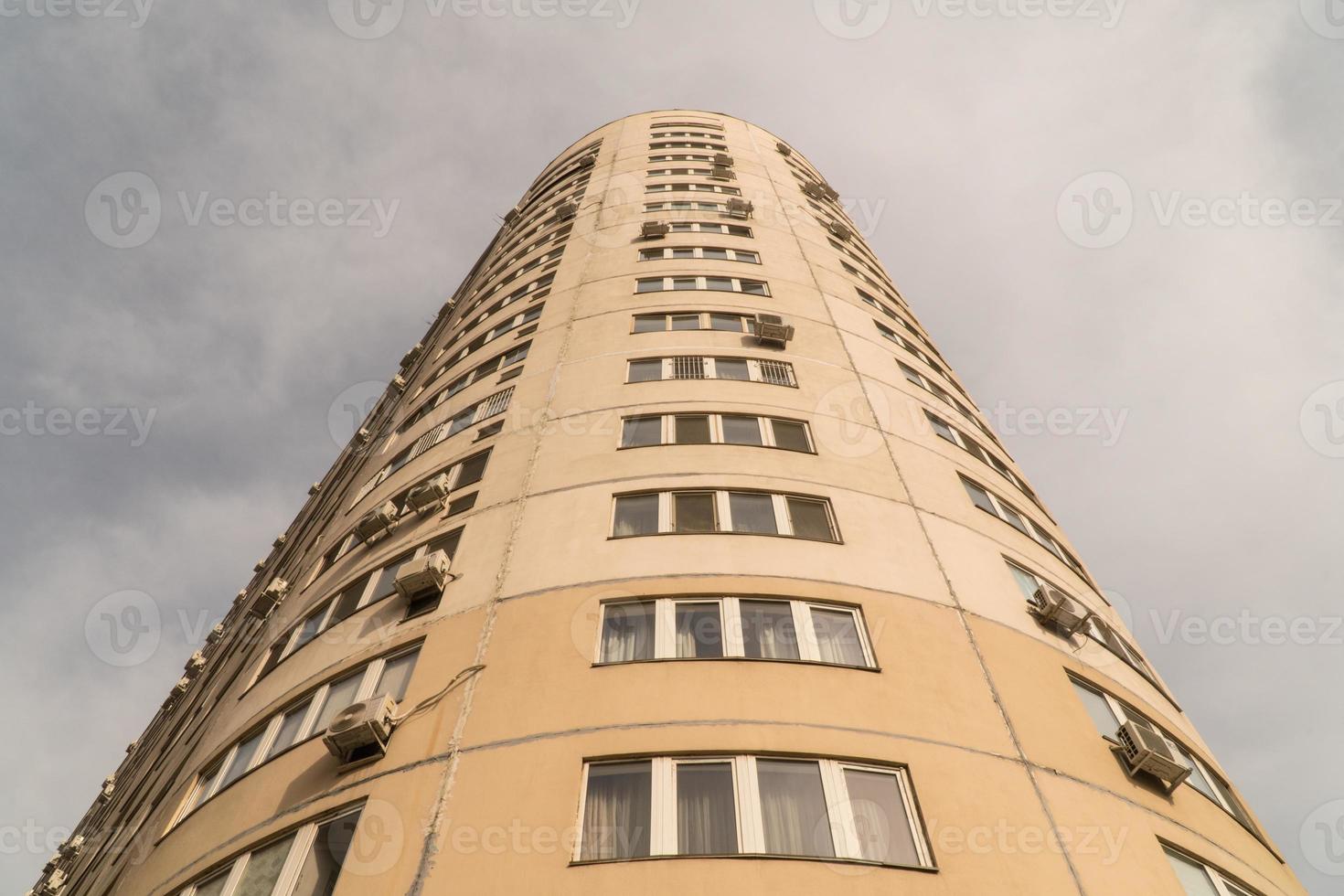 complejo residencial de varios pisos contra el cielo. arquitectura urbana foto