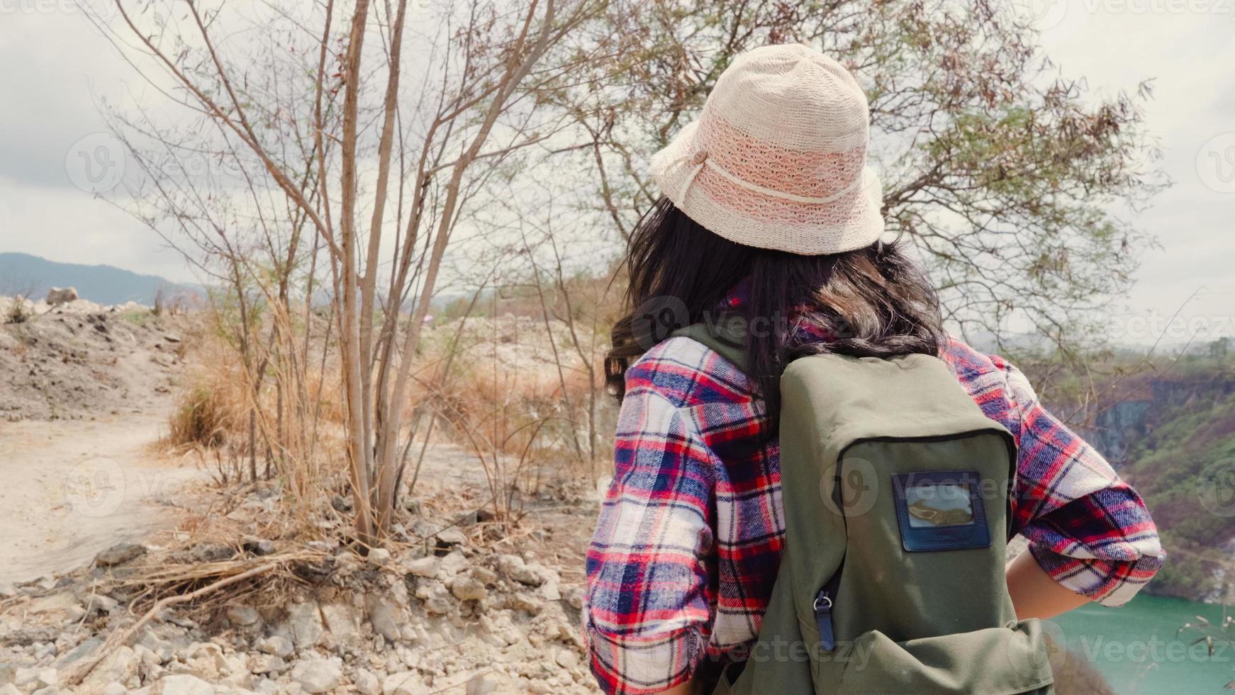 excursionista mujer asiática mochilero caminando a la cima de la montaña, la mujer disfruta de sus vacaciones en la aventura de senderismo sintiendo libertad. las mujeres de estilo de vida viajan y se relajan en el concepto de tiempo libre. foto