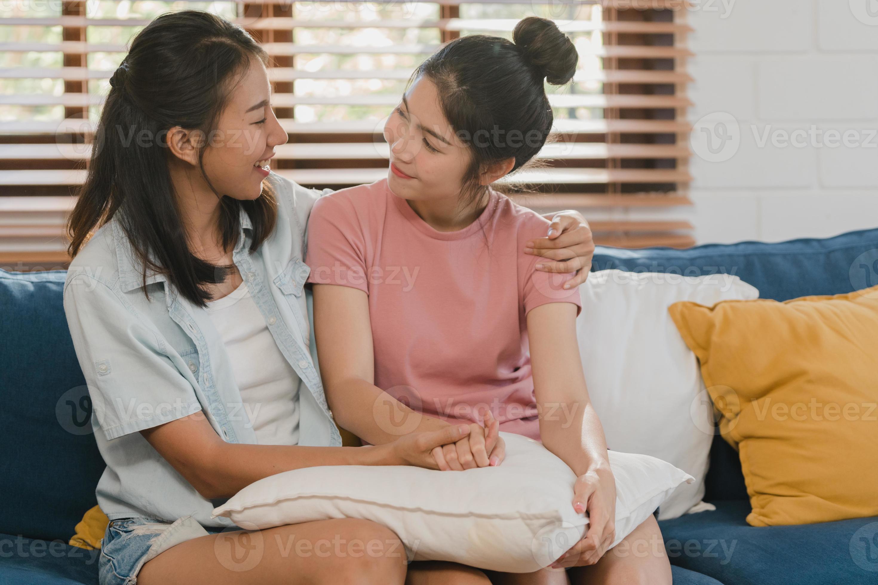 Jóvenes Lesbianas Lgbtq Mujeres Asiáticas Pareja Abrazan Y Besan En Casa Atractivo Amante