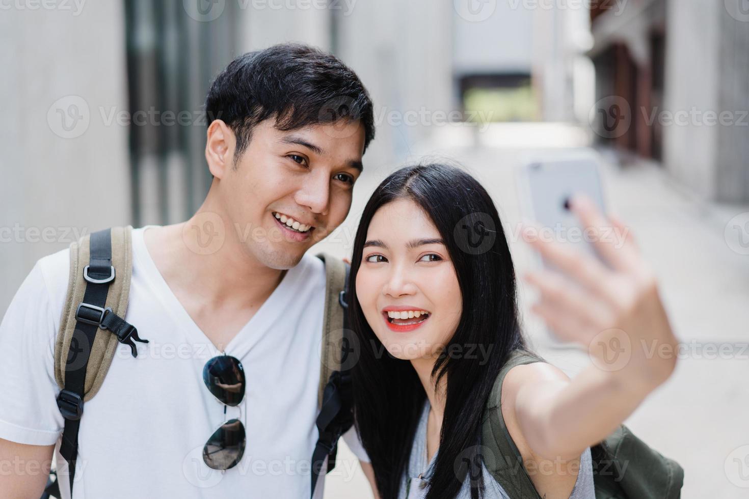 una pareja de blogueras asiáticas viaja en beijing, china, una dulce pareja que usa la vista de fotos de selfie de un teléfono móvil mientras pasa un dulce tiempo en un viaje de vacaciones. pareja viaja en concepto de ciudad.