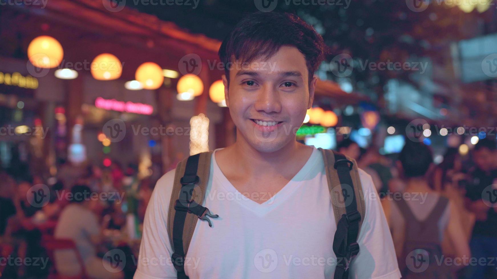 viajero asiático blogger hombre viaja en bangkok, tailandia, hombre que usa teléfono móvil hace vlog y vive en las redes sociales mientras pasa el rato en khao san road. los hombres viajan en concepto de tailandia. foto