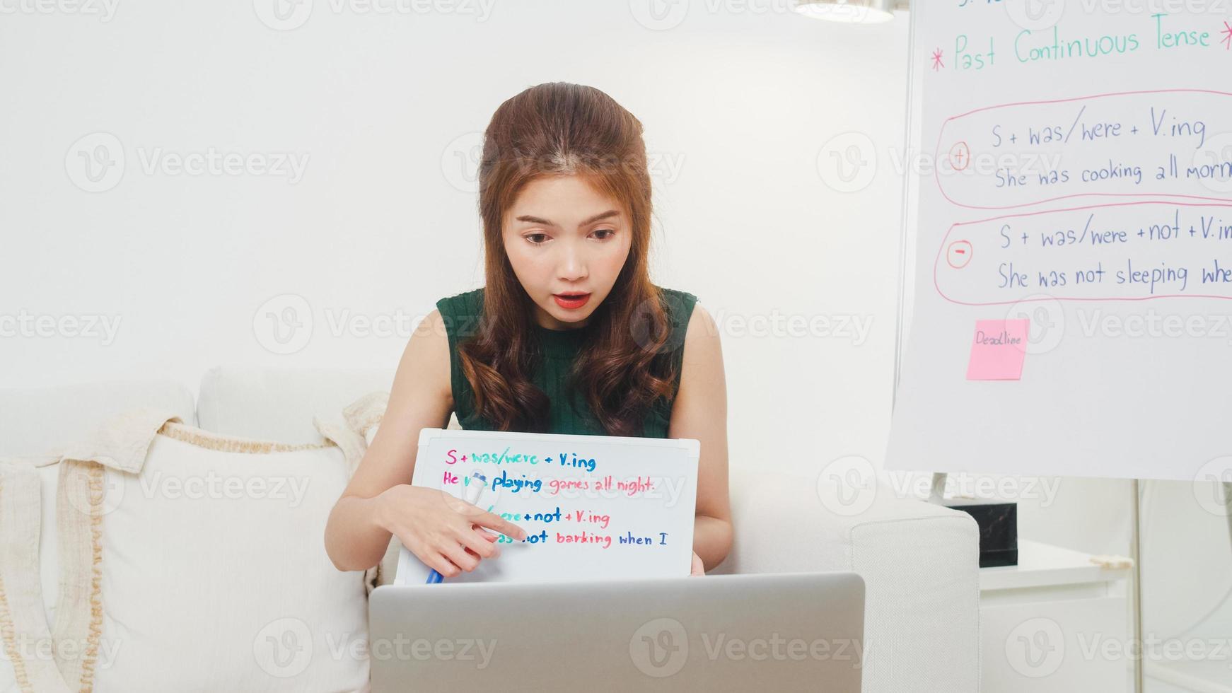 videoconferencia de una joven profesora de inglés de asia llamando a una computadora portátil hablando por cámara web aprendiendo a enseñar en el chat en línea. educación remota, distanciamiento social, cuarentena para la prevención del virus de la corona. foto