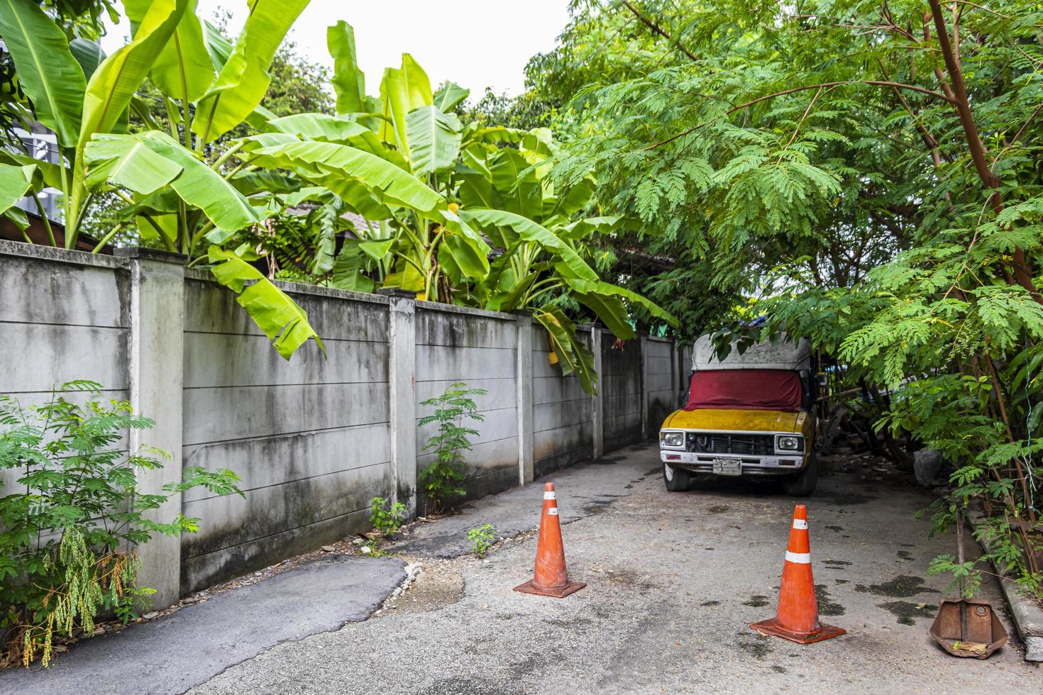 Coche viejo abandonado en el bosque tropical en Bangkok, Tailandia. foto