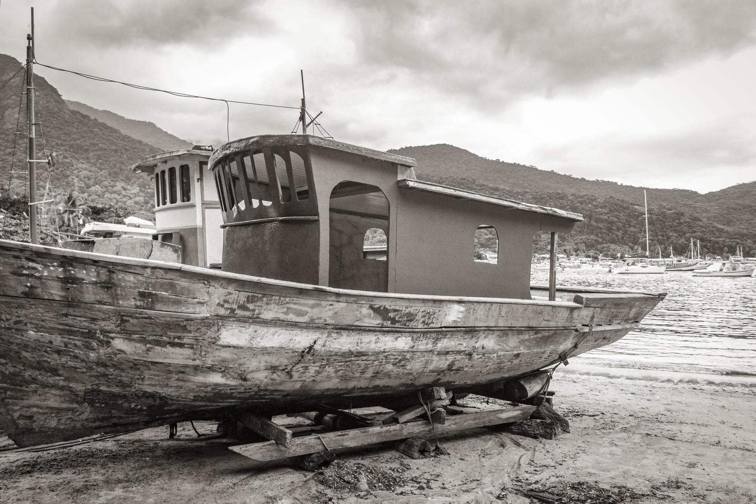 barcos antiguos barcos para restauración playa abraao ilha grande brasil. foto