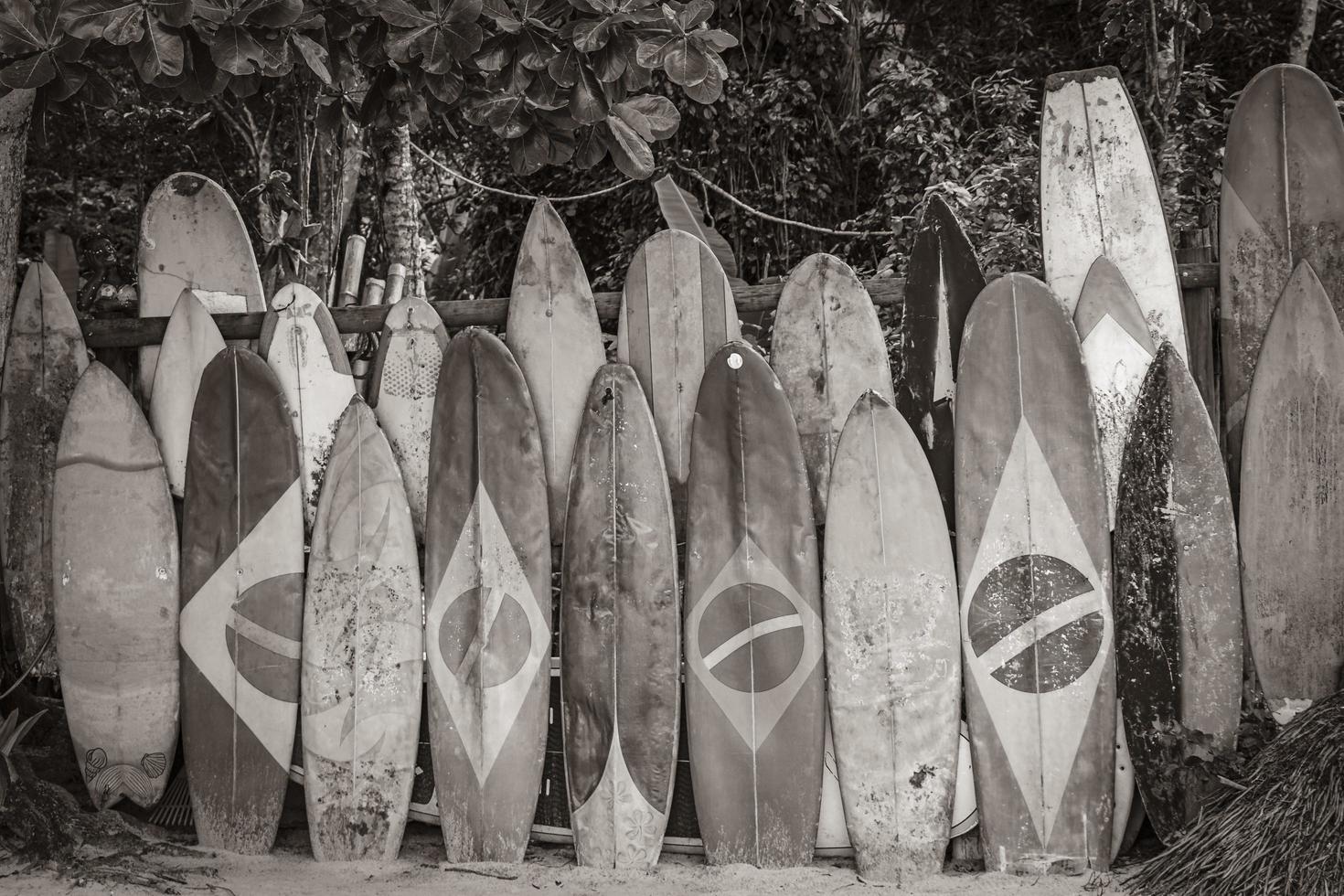 geniales tablas de surf bandera brasileña ilha grande rio de janeiro brasil. foto