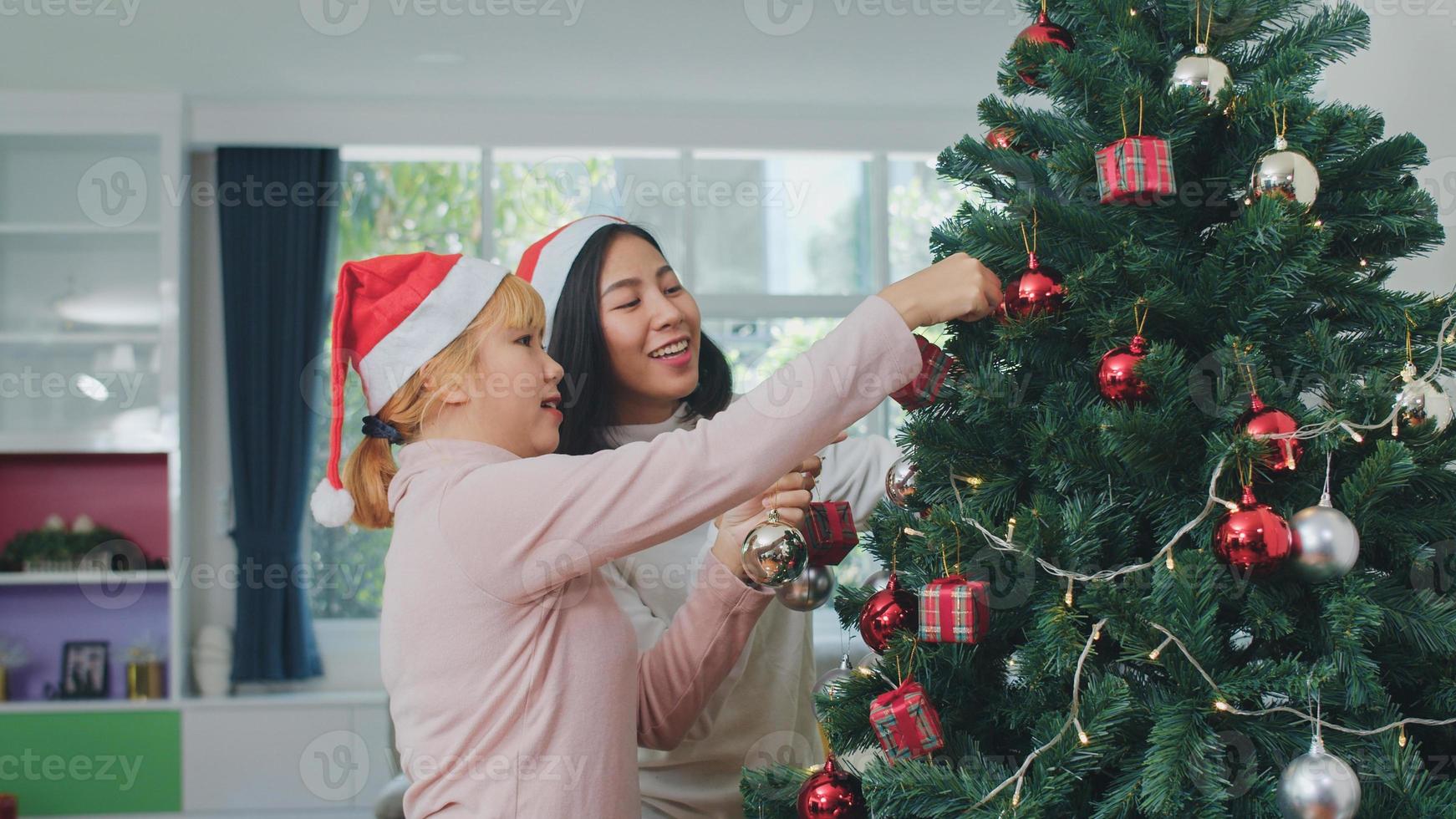 Decoración festiva con amigas sonriendo