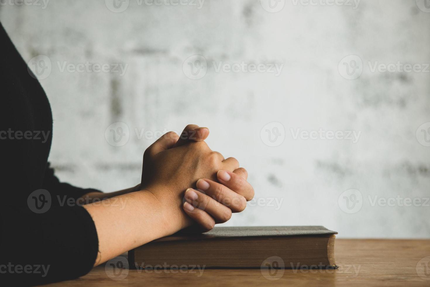 oración de la mujer sobre la biblia, el culto y la religión. concepto de fe, biblia antigua. copie el espacio foto