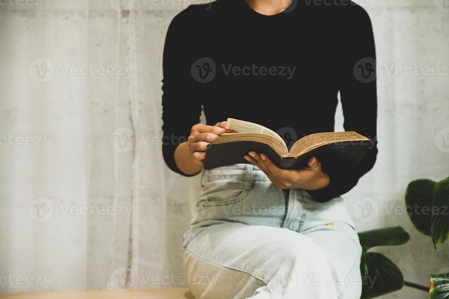 mujeres leyendo el viejo libro pesado sobre fondo blanco. foto