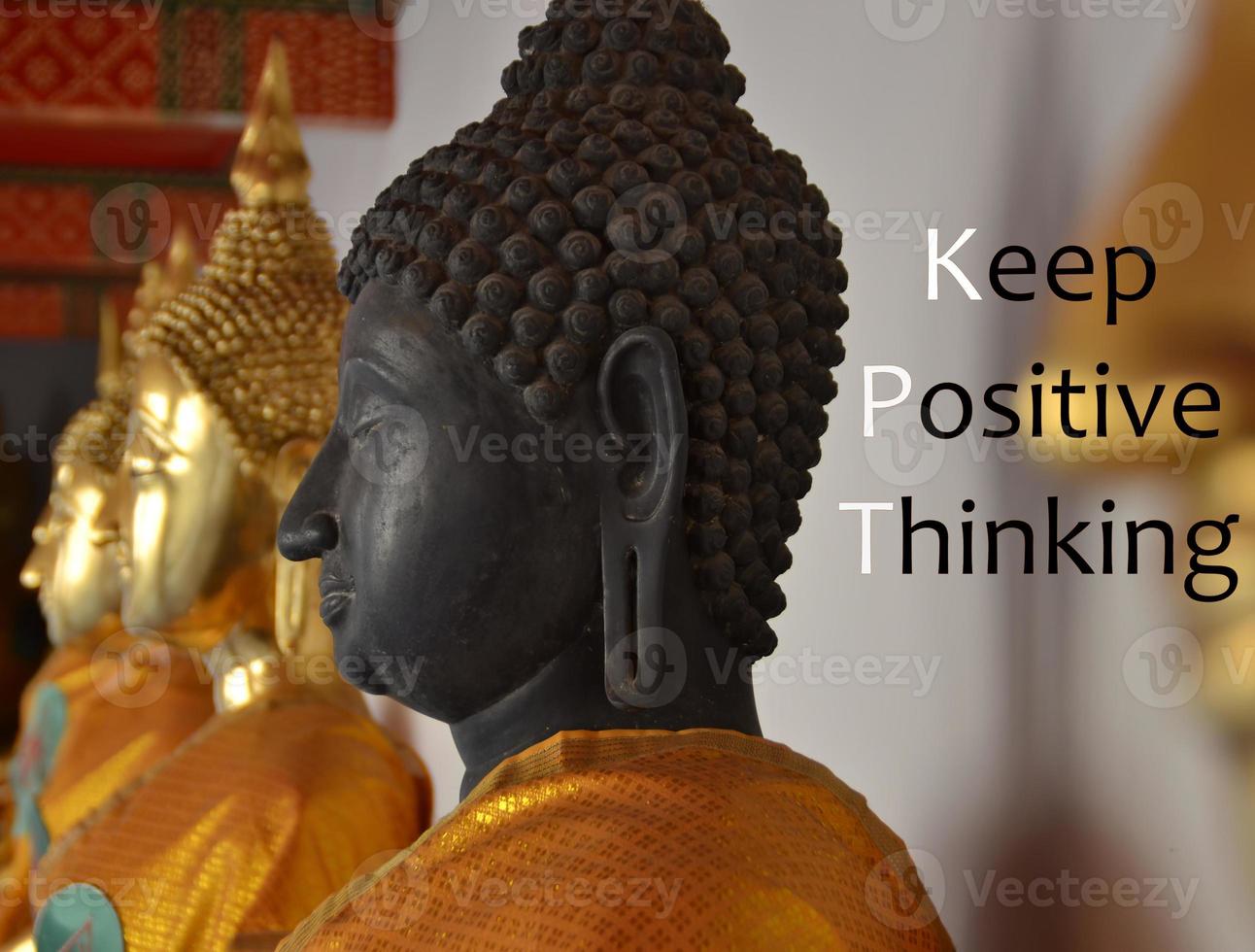 mantener el pensamiento positivo. mensaje motivador con la estatua de Buda. pensar en concepto positivo foto