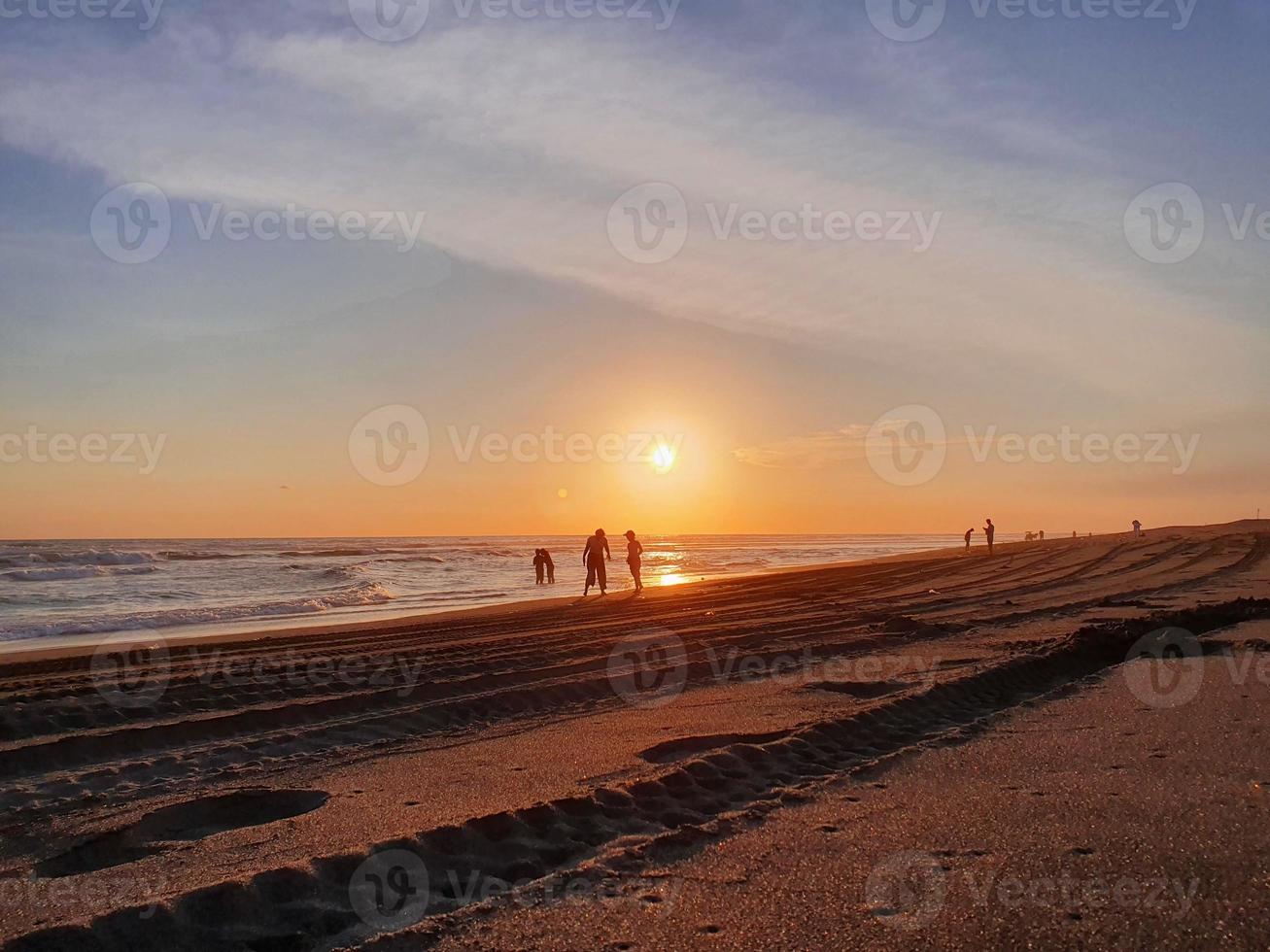 playa de parangtritis por la tarde al atardecer foto