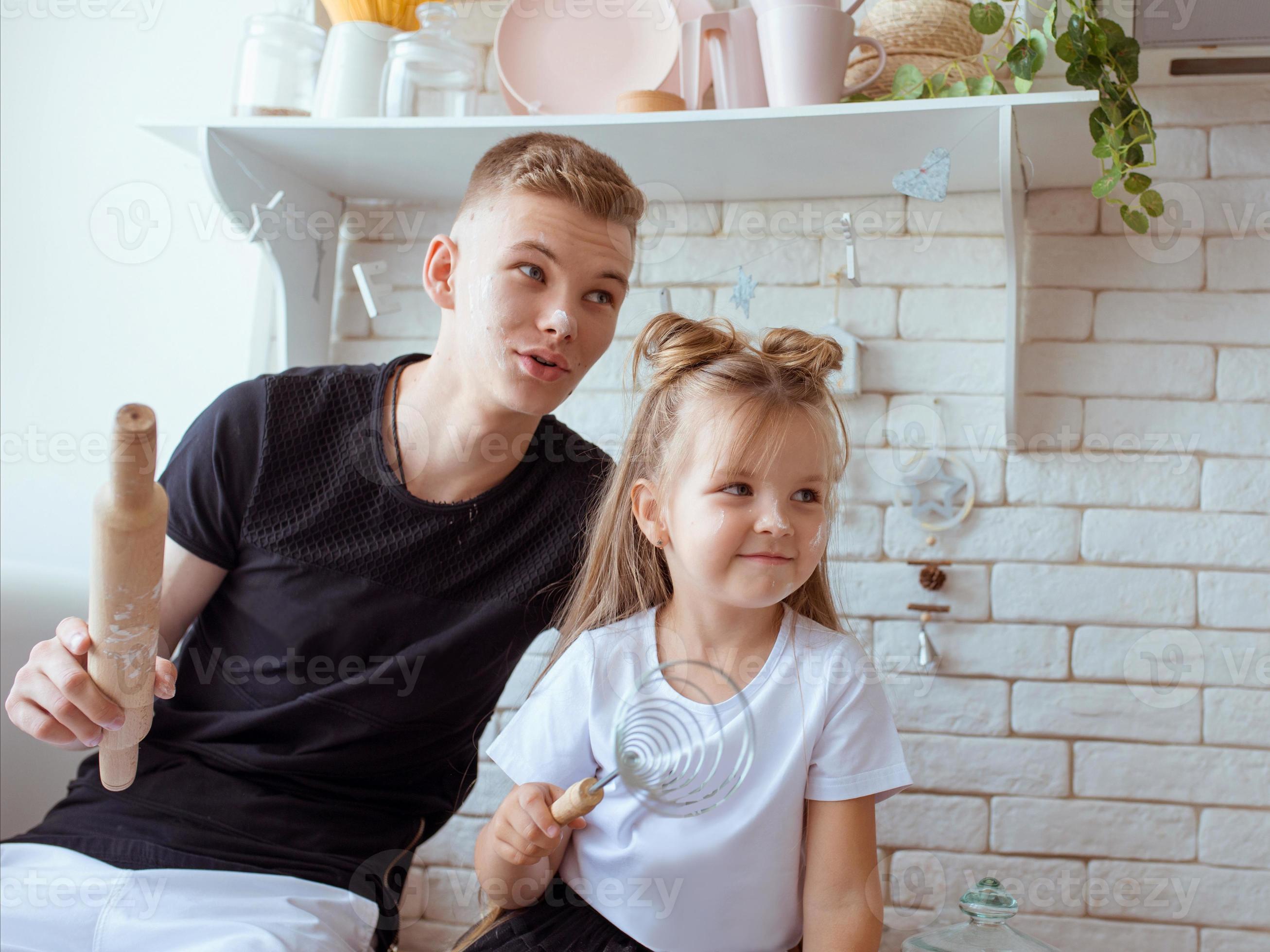 брат с сестрой на родительской кровати