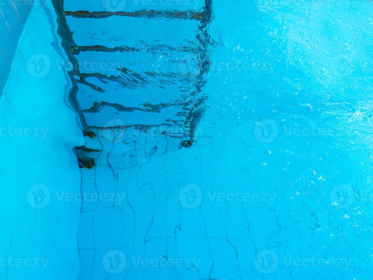 escaleras en piscina bajo el agua. abstracto. fiesta. verano. concepto de vacaciones y deporte. foto