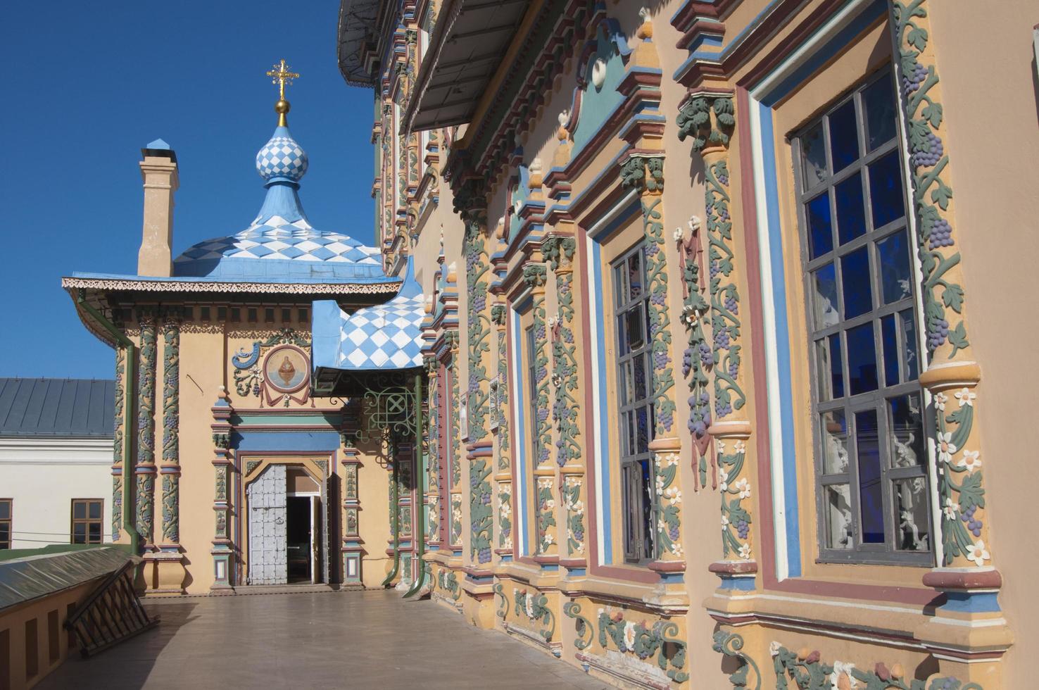 hermosa fachada de la catedral de los santos pedro y pablo una de las iglesias más bellas de kazán. data del siglo XVIII y es uno de los símbolos de la ciudad. kazán, rusia. foto