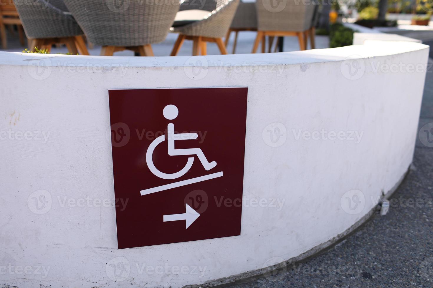 signo de icono de rampa de silla de ruedas para personas discapacitadas en el muelle cerca de la cafetería foto
