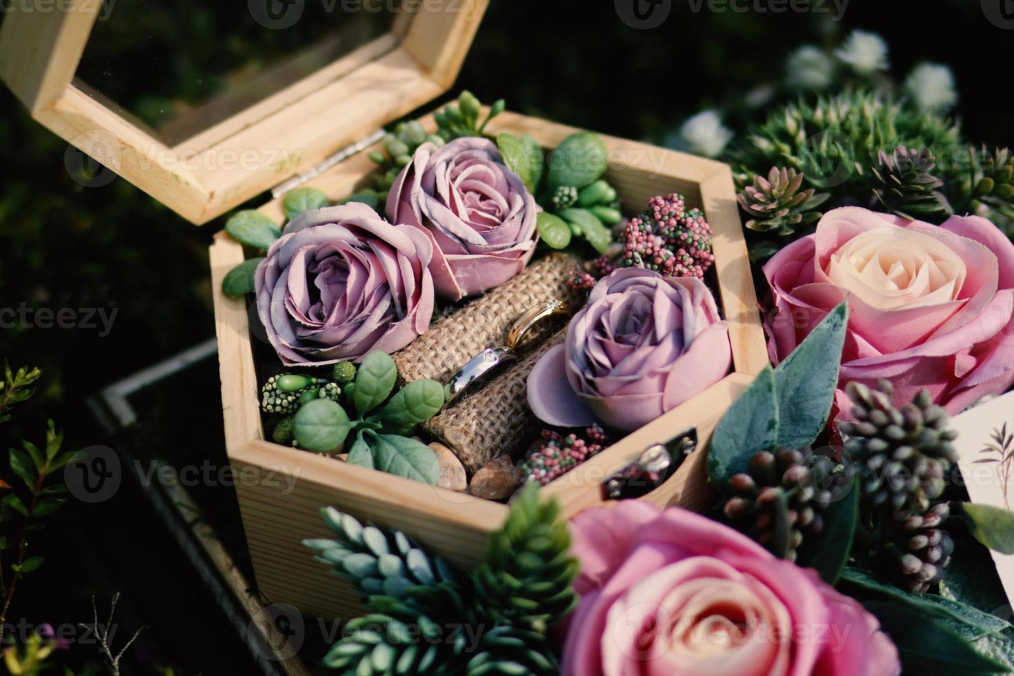 anillos de boda símbolo amor familia. un par de anillos de boda sencillos foto