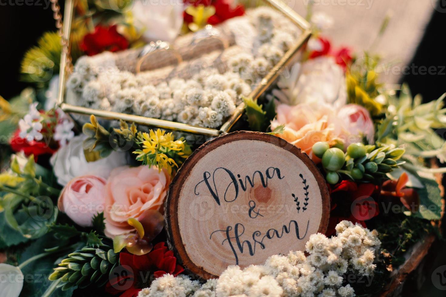 anillos de boda símbolo amor familia. un par de anillos de boda sencillos foto