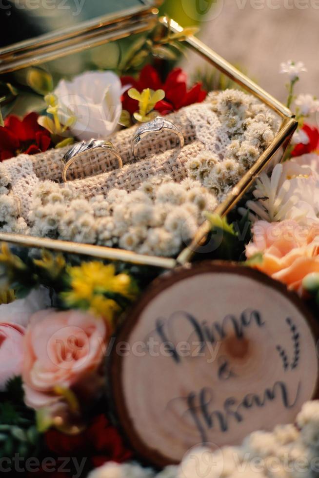 anillos de boda símbolo amor familia. un par de anillos de boda sencillos foto