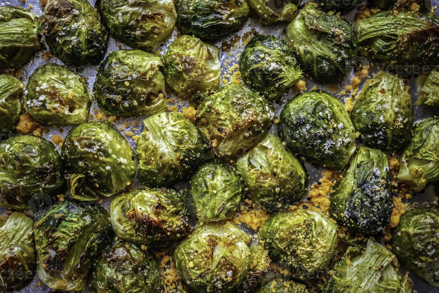 coles de bruselas asadas al horno. comida vegetariana. coles de bruselas asadas al horno con especias, sal, pimienta negra y hierbas italianas. foto