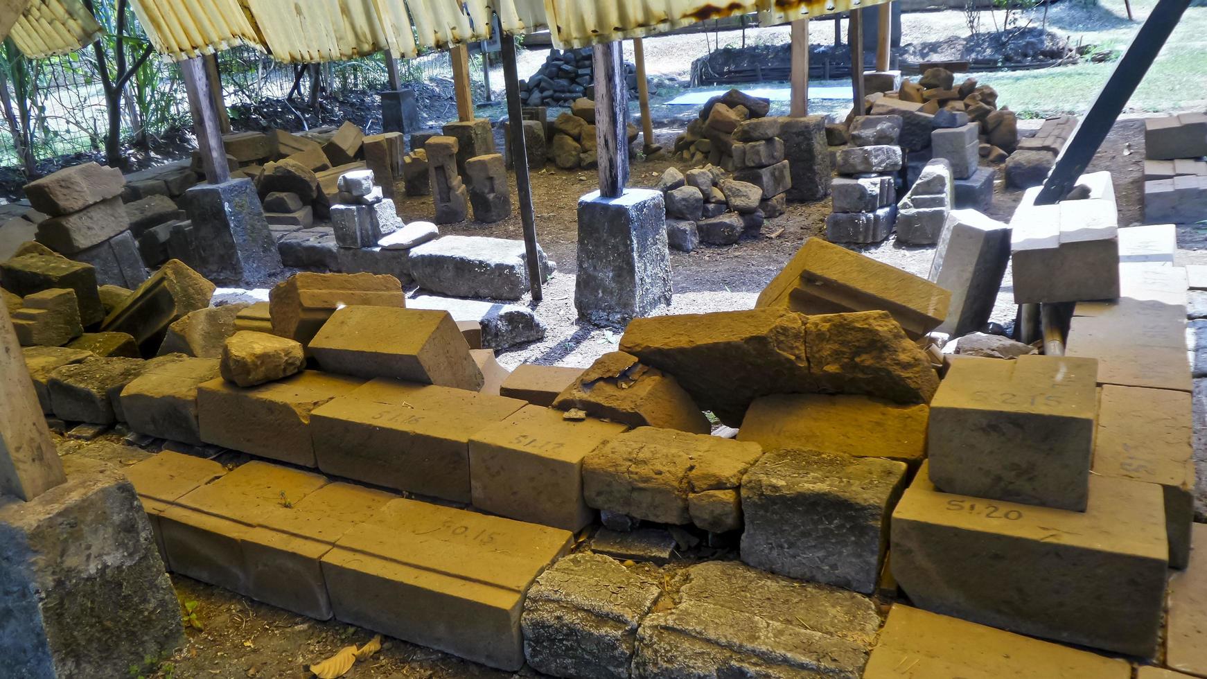 la estructura de piedra del templo bojongmenje está en bandung, indonesia. candi bojongmenje en indonesia foto