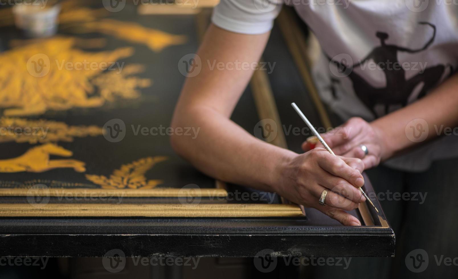 pintor decorador dibuja patrón con un pincel fino foto