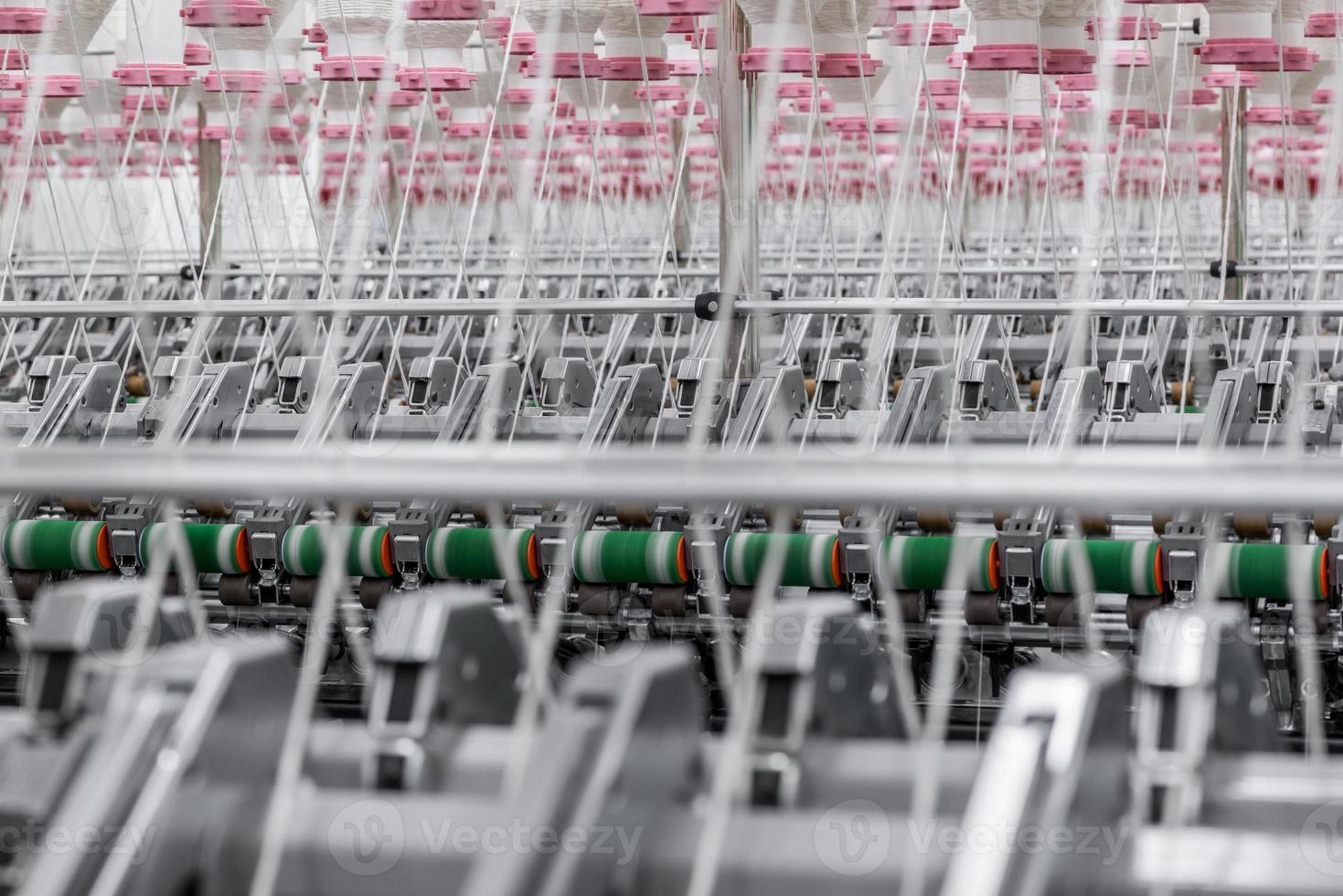 Maquinaria y equipo en el taller para la producción de hilo. fábrica textil industrial foto