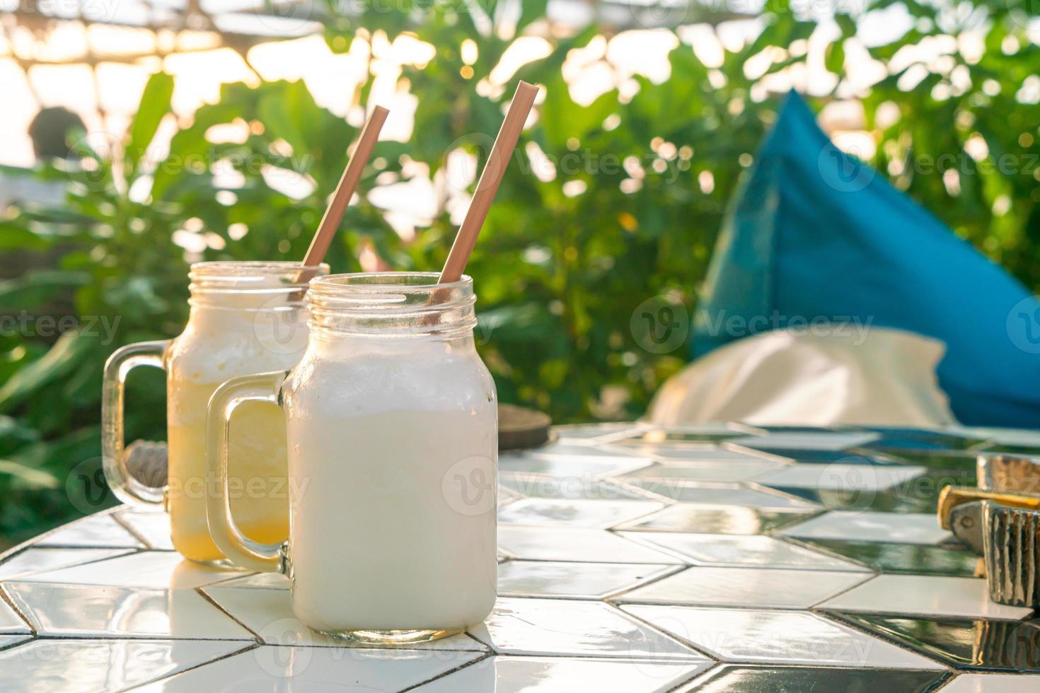 Tarro de batido de coco en la mesa foto