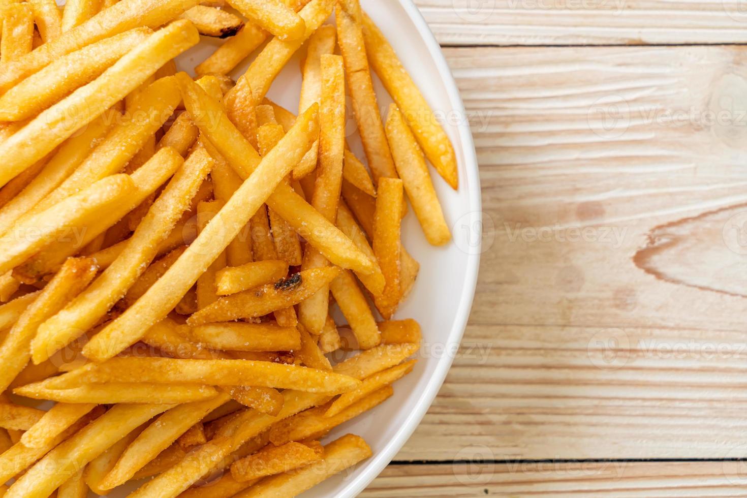 papas fritas con crema agria y salsa de tomate foto