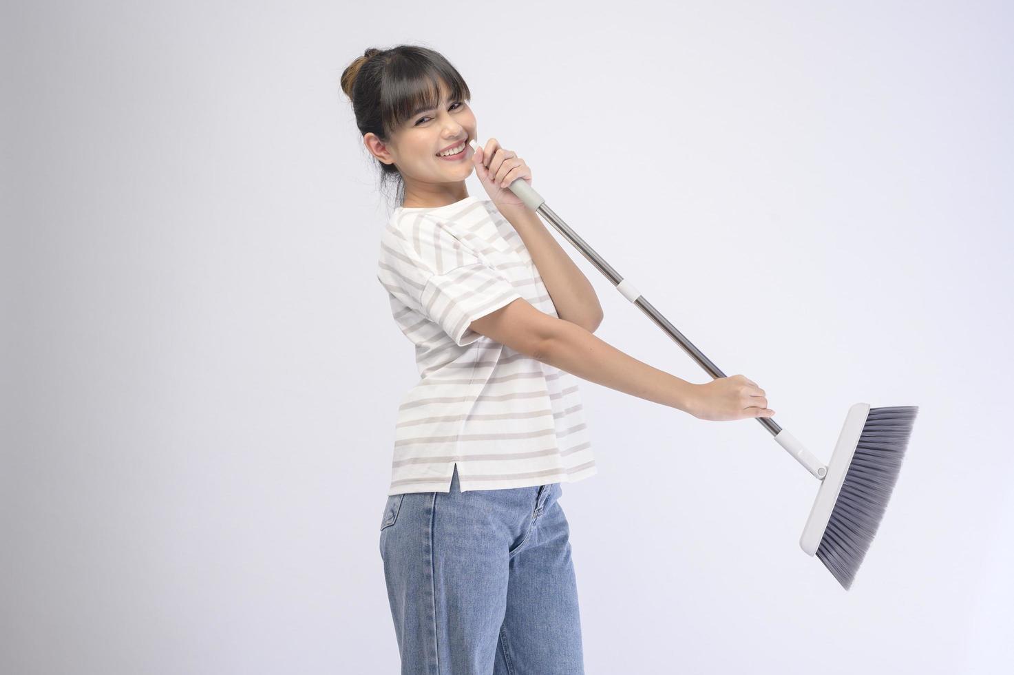 hermosa joven ama de casa sonriendo sobre fondo blanco foto