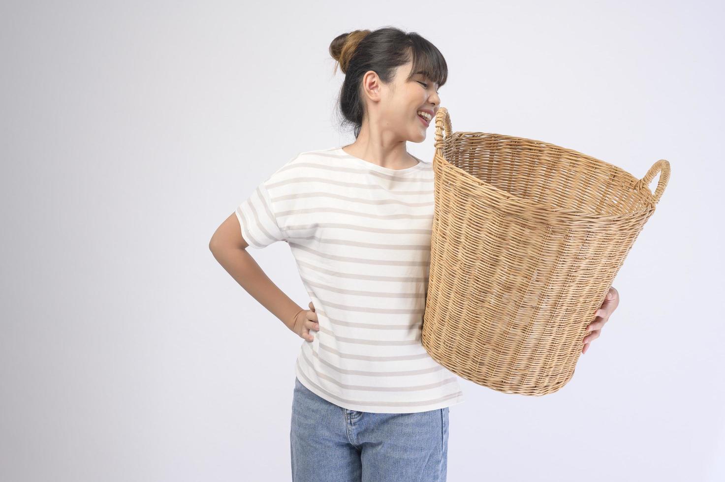 hermosa joven ama de casa sonriendo sobre fondo blanco foto