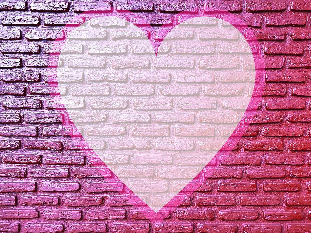 viejo corazón de graffiti de pared de ladrillo, fondo del día de san valentín foto