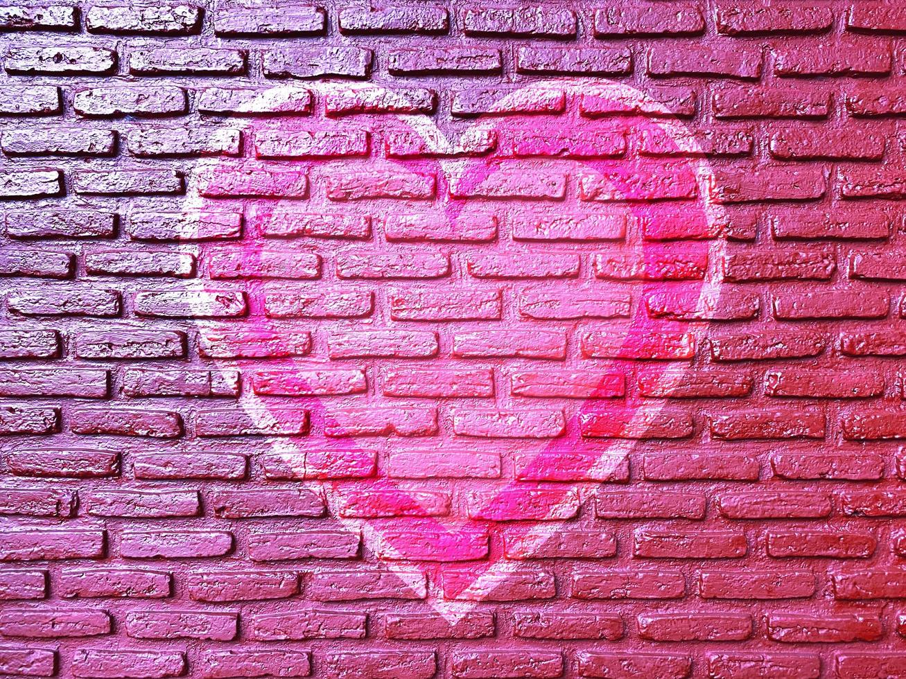 viejo corazón de graffiti de pared de ladrillo, fondo del día de san valentín foto