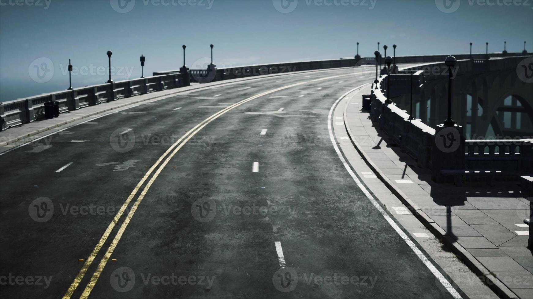 fragmento de puente vacío cerca de las montañas foto