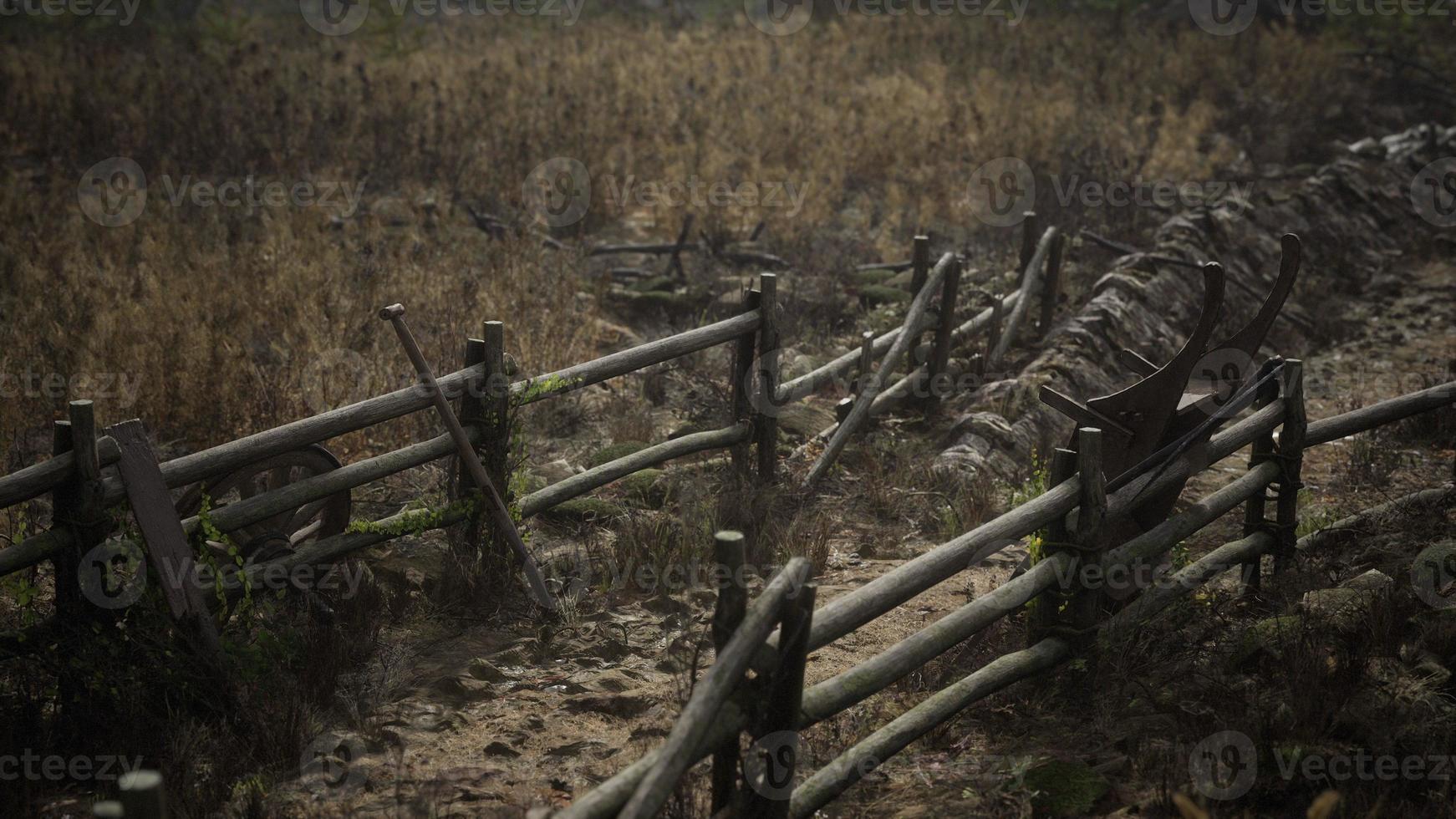 antiguo pueblo rural de madera abandonado bajo un cielo nublado en la temporada de otoño foto