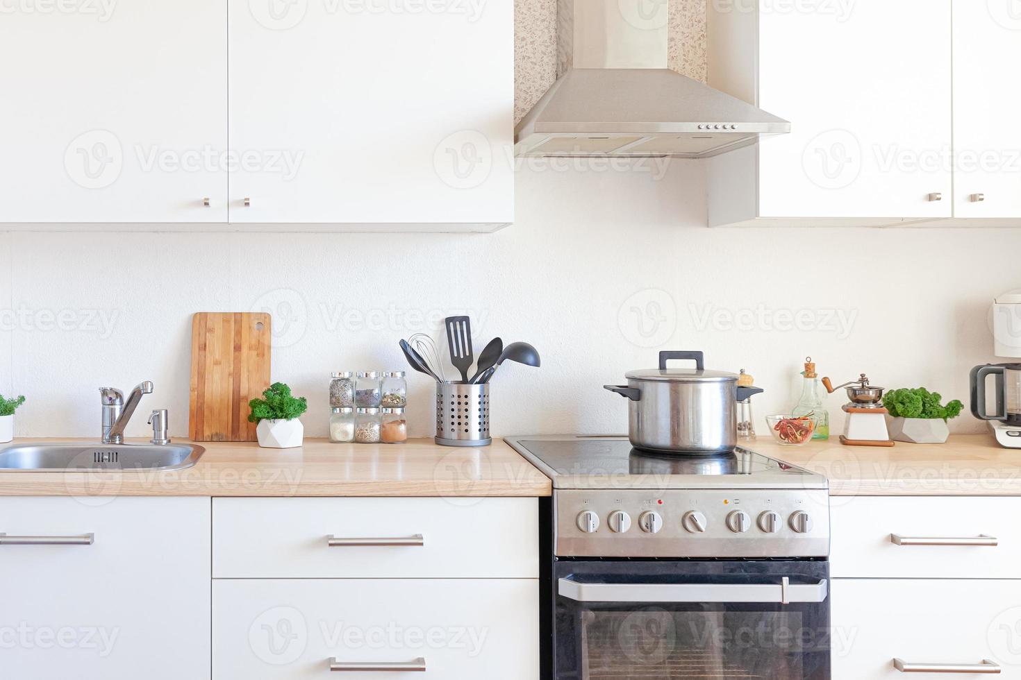 Cocina minimalista clásica escandinava con detalles en blanco y madera. cocina blanca moderna diseño de interiores de estilo contemporáneo limpio. foto