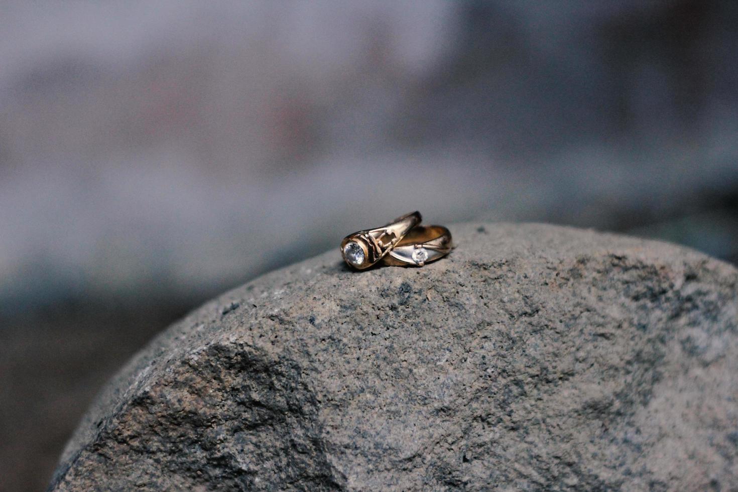 un par de anillos de boda en una roca. anillos de boda símbolo amor familia. foto