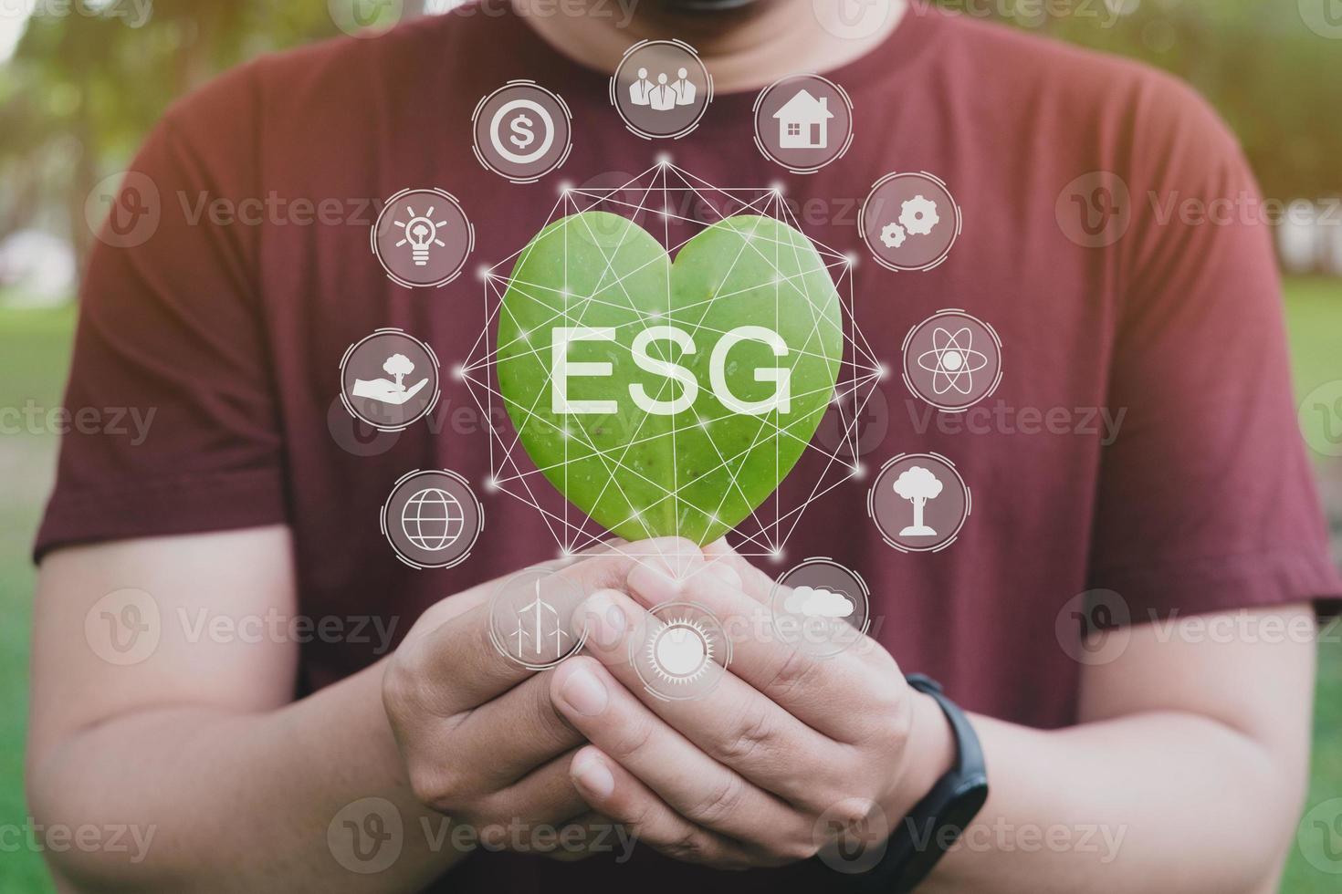 hombre con corazón verde con esg. energía verde, esg, recursos renovables y sostenibles. concepto de cuidado ambiental y ecológico. foto