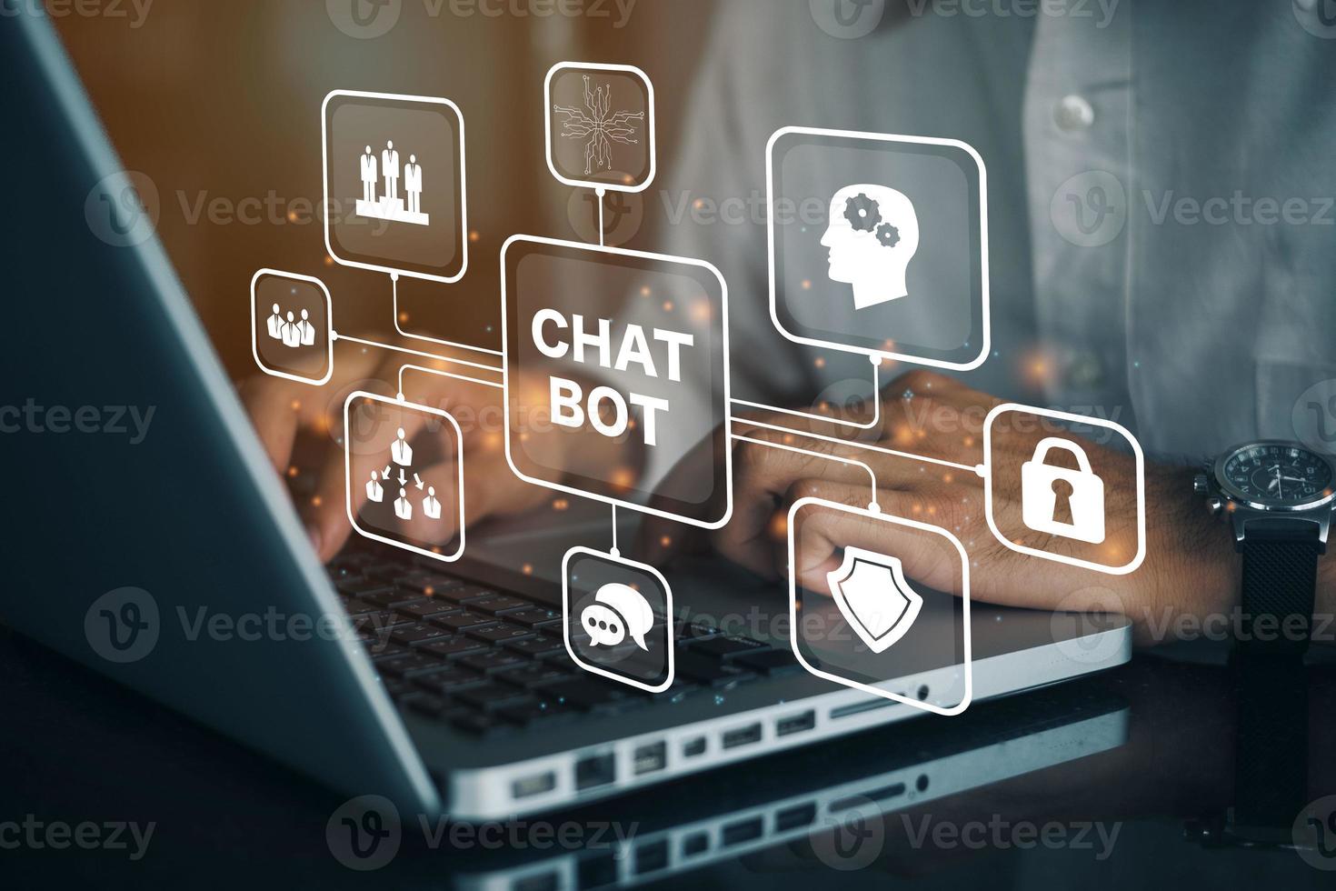 persona que trabaja en una computadora con íconos del programa de computadora chatbot diseñado para conversar con usuarios humanos a través de Internet. concepto de tecnología de automatización de soporte y servicio al cliente. foto