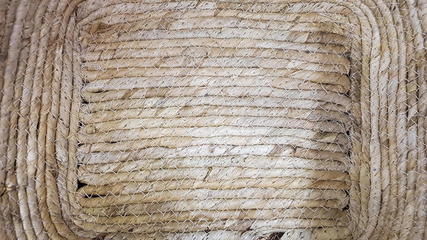 fragmento de cesta de mimbre. cierre la textura de la cesta de mimbre para usarla como fondo. patrón y textura de cesta tejida. foto