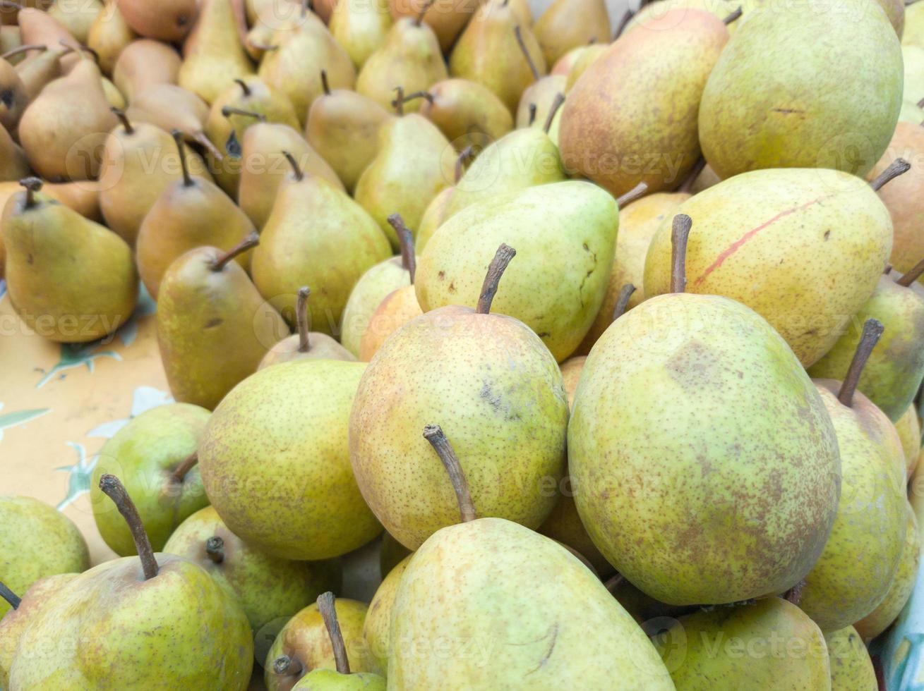 frutas frescas en cajas pequeñas a la venta en la finca, peras con tallos. peras en el mercado de agricultores, mercado de alimentos, puesto de frutas foto