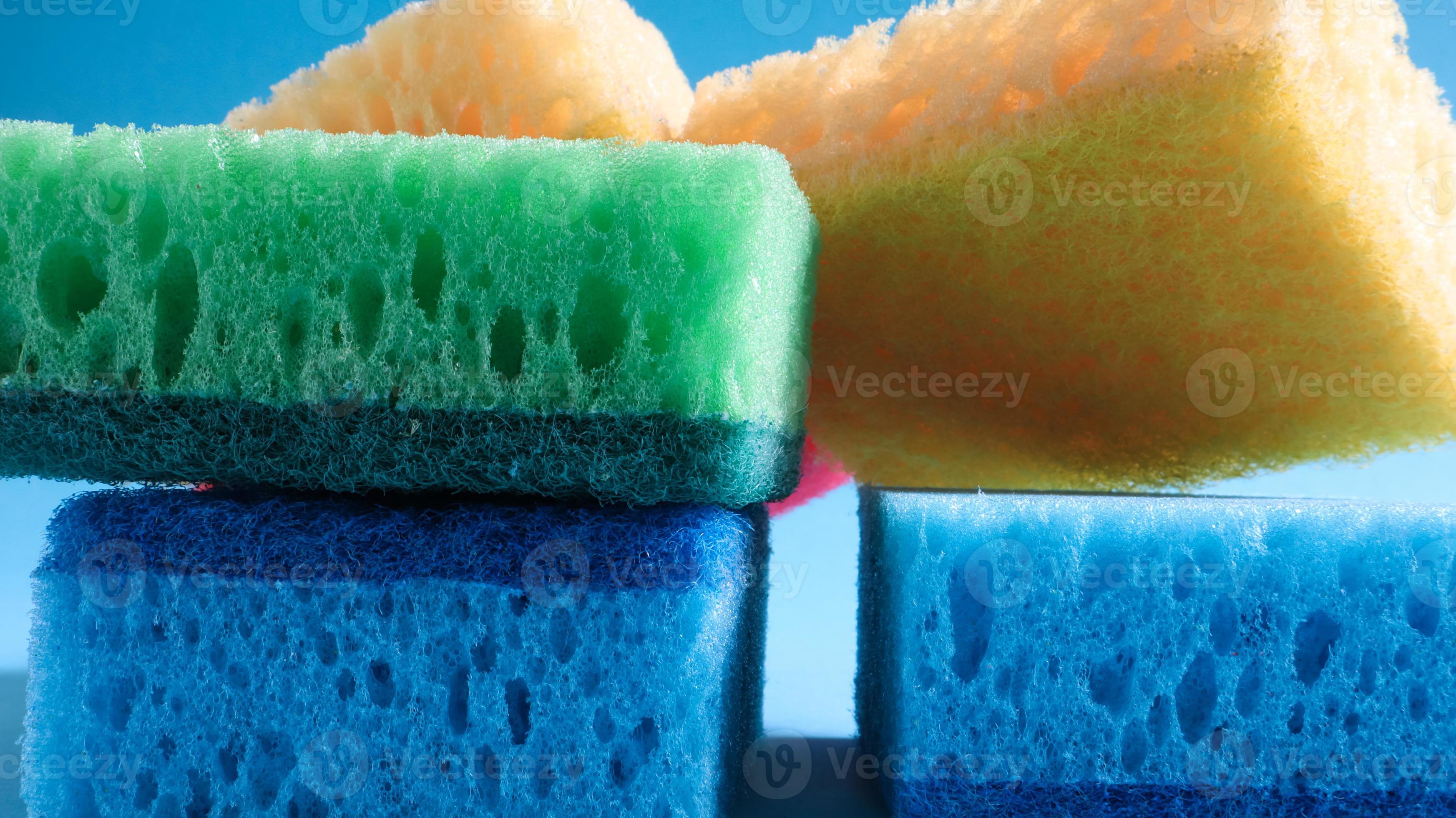 muchas esponjas azules, rojas, amarillas y verdes se usan para lavar y limpiar la suciedad que usan las amas de casa en la vida cotidiana. están hechos de material poroso como la espuma. buena retención de detergente foto