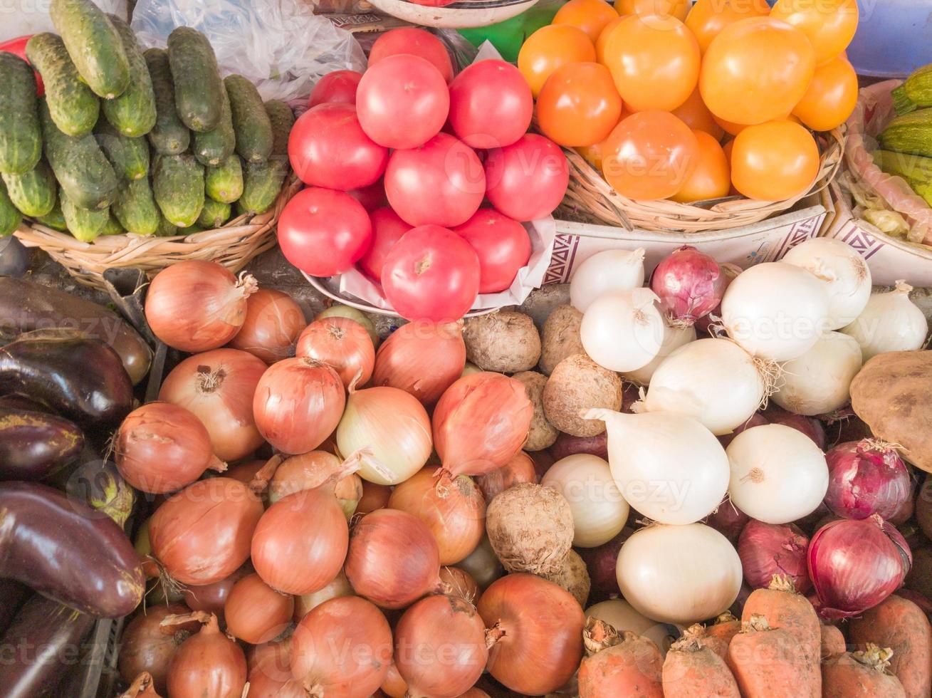 hermosos vegetales tropicales coloridos como fondo. verduras frescas y orgánicas en el mercado de agricultores. puesto en el mercado de alimentos de agricultores con variedad de vegetales orgánicos. foto