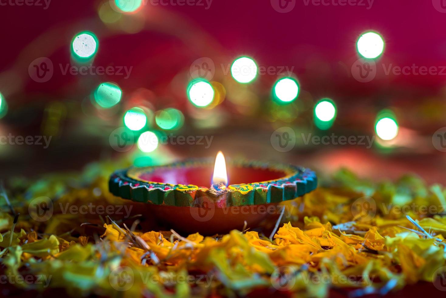 happy diwali - lámparas de arcilla diya encendidas durante la celebración de diwali. diseño de tarjeta de felicitación del festival de luz hindú llamado diwali foto