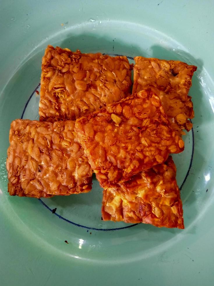 fried tempe on green plate photo