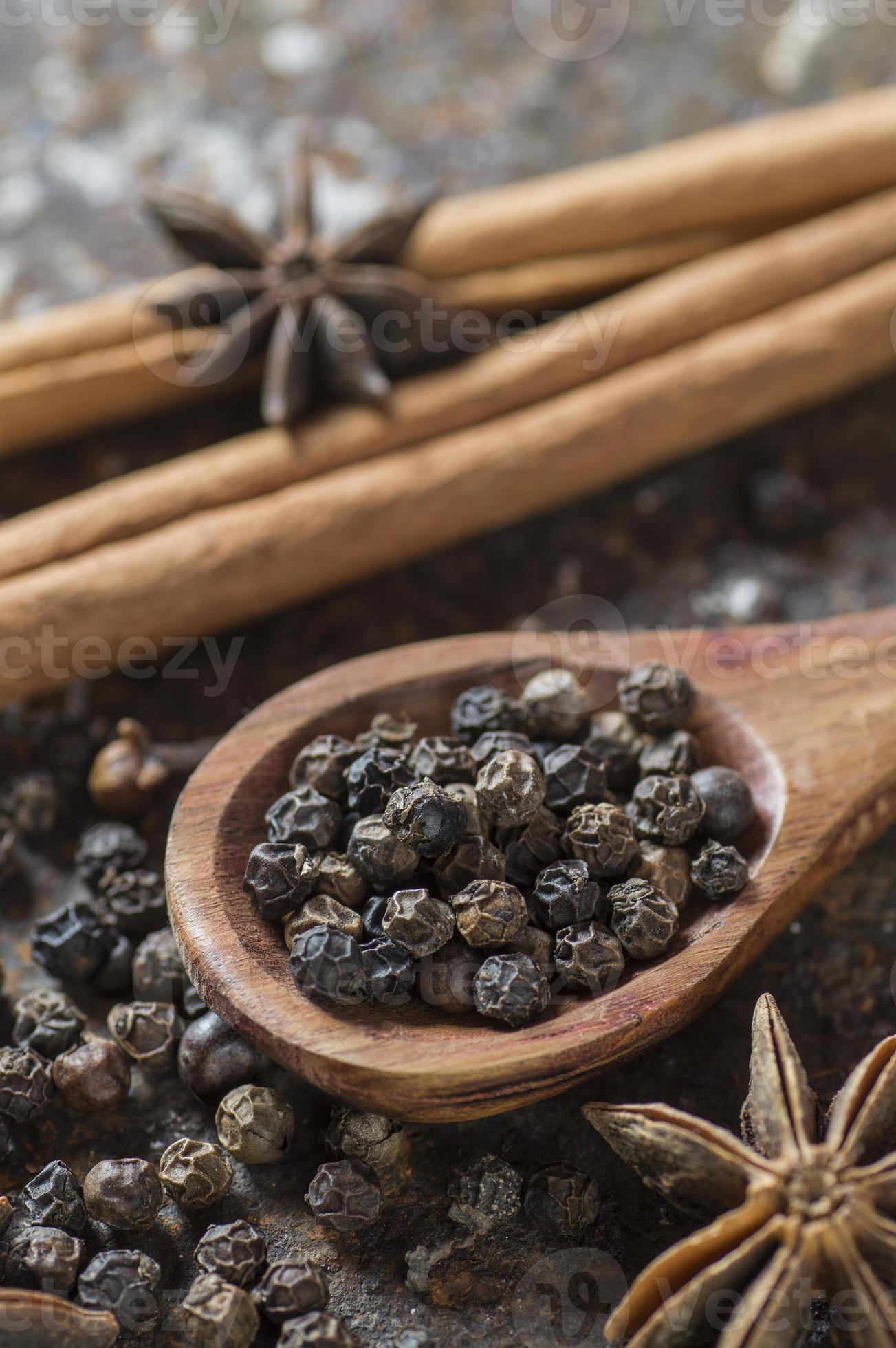 Un juego de especias para cocinar curry. Condimentos aromáticos: Cúrcuma,  pimentón, cardamomo, canela, anís estrellado, chile, pimienta negra,  hierbas secas, sal. Luz Fotografía de stock - Alamy