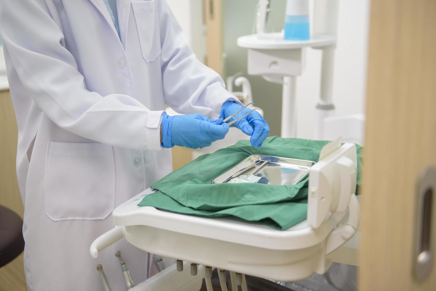 retrato de mujer dentista trabajando en clínica dental, revisión de dientes y concepto de dientes sanos foto