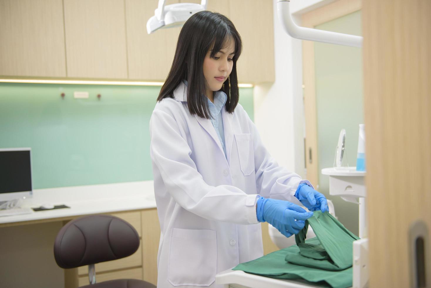 retrato de mujer dentista trabajando en clínica dental, revisión de dientes y concepto de dientes sanos foto